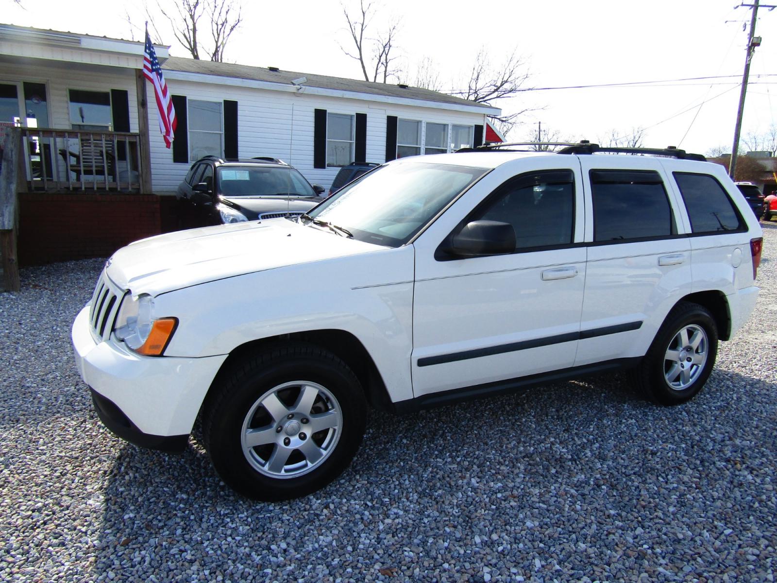 2009 WHITE Jeep Grand Cherokee (1J8GS48KX9C) , Automatic transmission, located at 15016 S Hwy 231, Midland City, AL, 36350, (334) 983-3001, 31.306210, -85.495277 - Photo #2